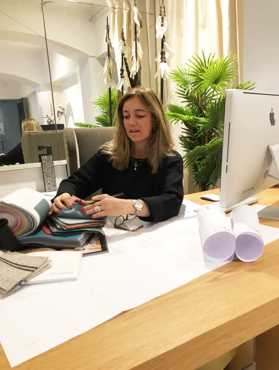 Margarida Bugarim a escolher amostras de tecidos para um projeto de decoração de interiores de um apartamento em Lisboa